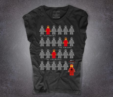 lego t-shirt donna nera raffigurante una serie di omini della lego e la scritta be a fucking star