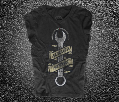 chiave inglese t-shirt donna nera raffigurante una chiave inglese avvolta in un drappo e la scritta Audacia Motori