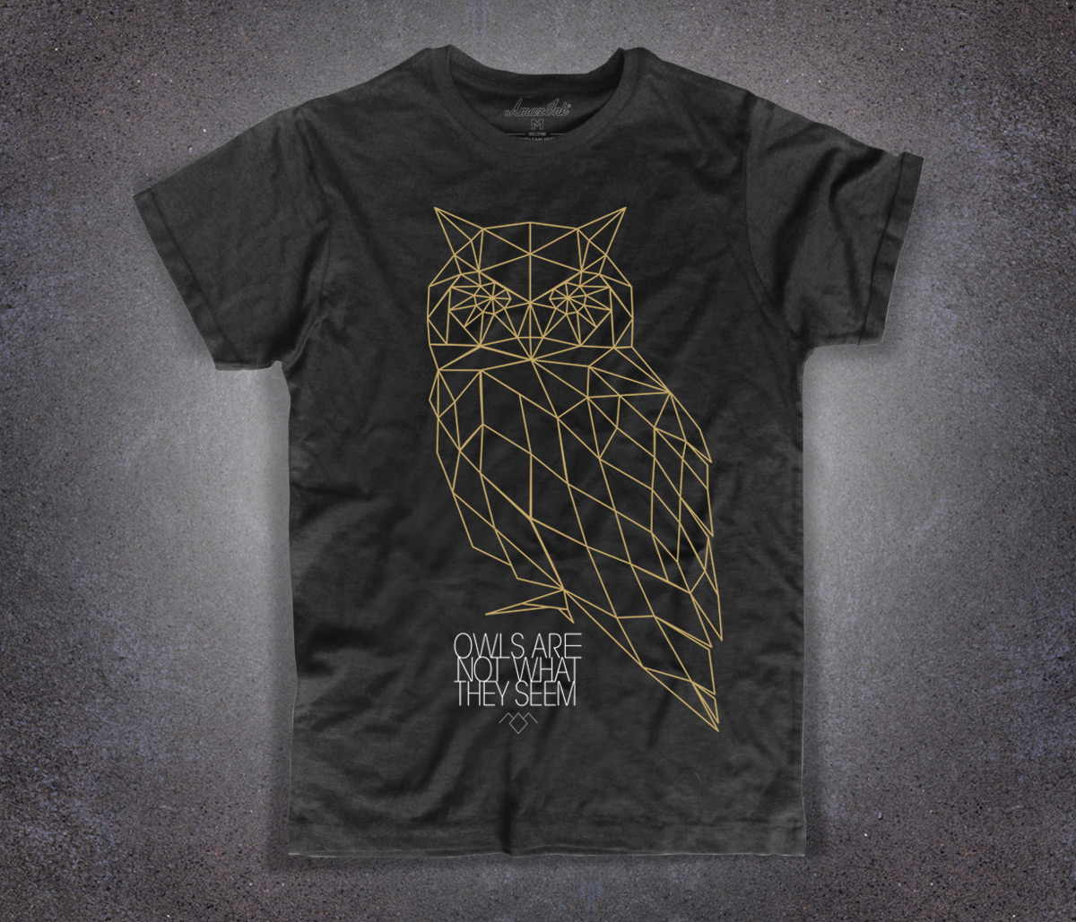 the_owls_are_not_what_they_seems_twin_peaks_t-shirt_nera_uomo_amazink Gufo t-shirt uomo nera ispirata alla frase "The owls are not what they seems" di Twin Peaks